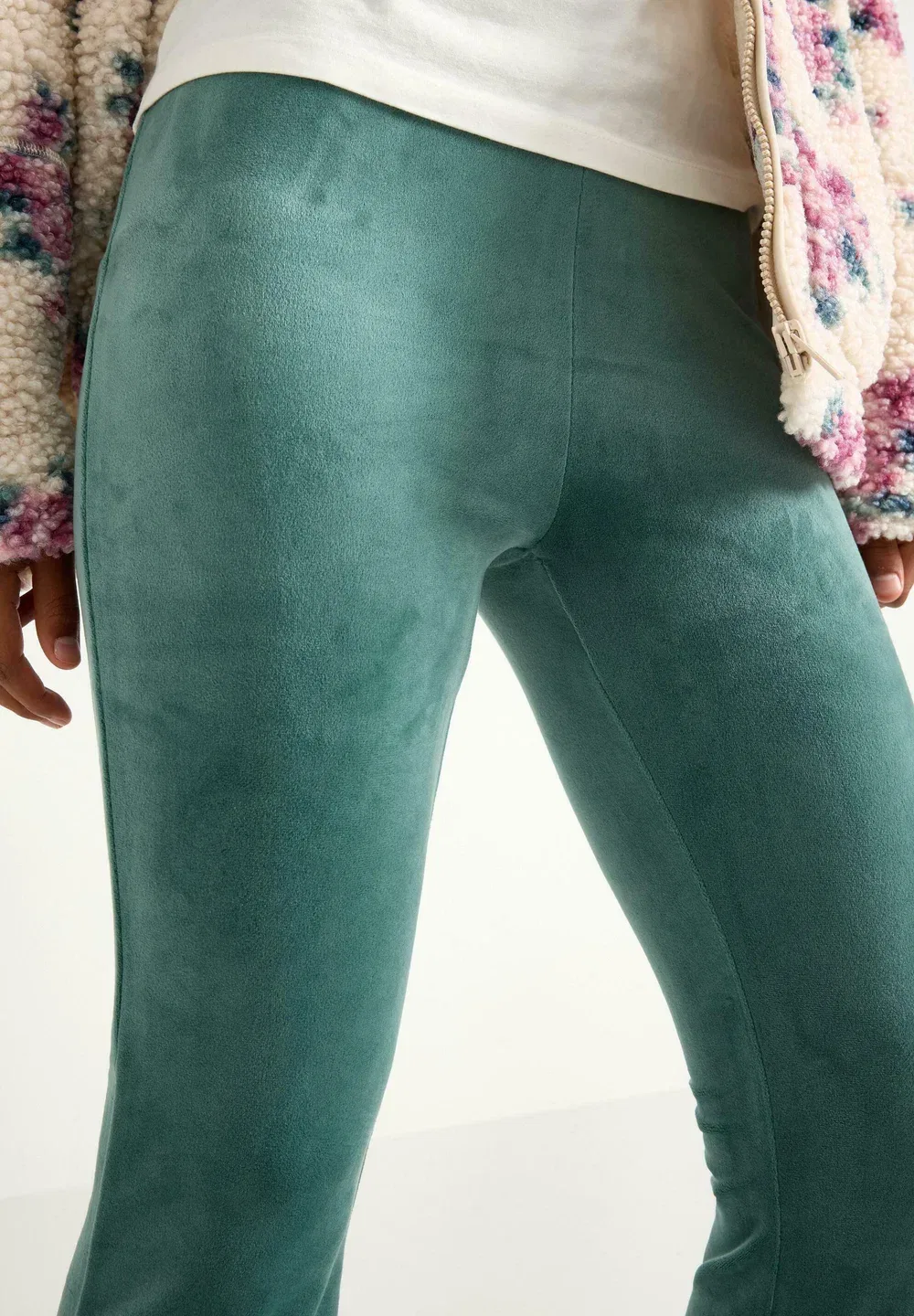 Расклешенные брюки из велюра - брюки Lindex, Dark Dusty Green — фото 4