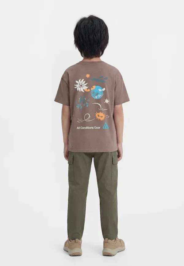 Футболка с принтом, джерси Tee spooky unisex Nike Acg, Mink Brown, коричневый — фото 2