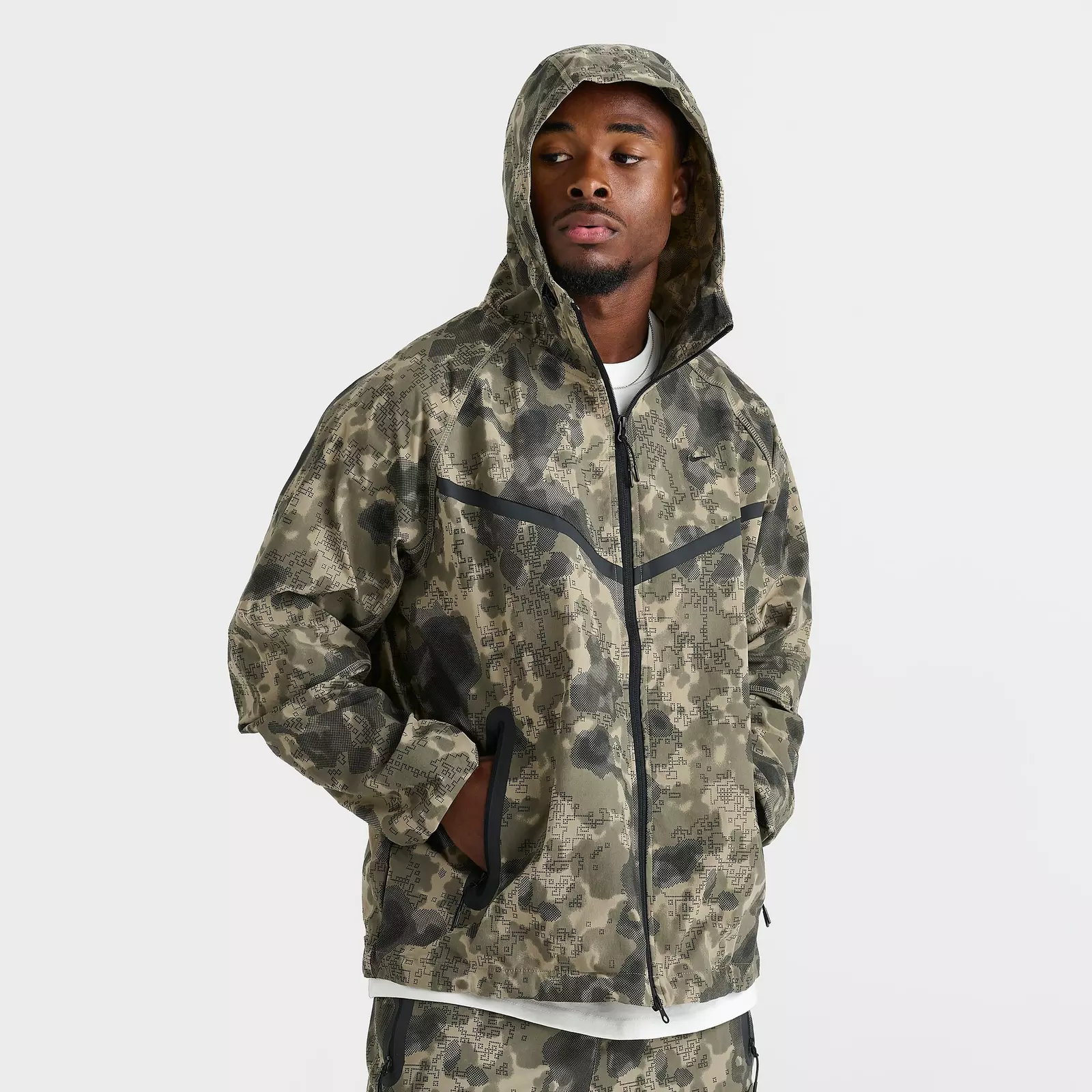 

Куртка Men's Nike Tech Dri-FIT Woven Camo Windrunner Oversized Full-Zip, зеленый