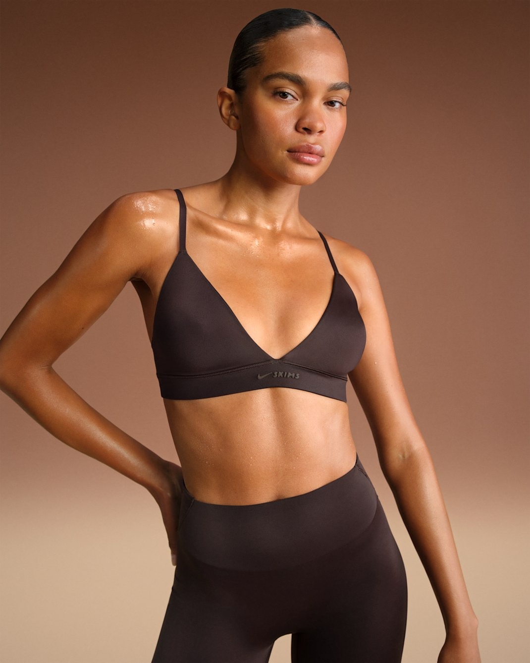 

Спортивный топ NikeSKIMS Shine Women's Triangle, темно-коричневый