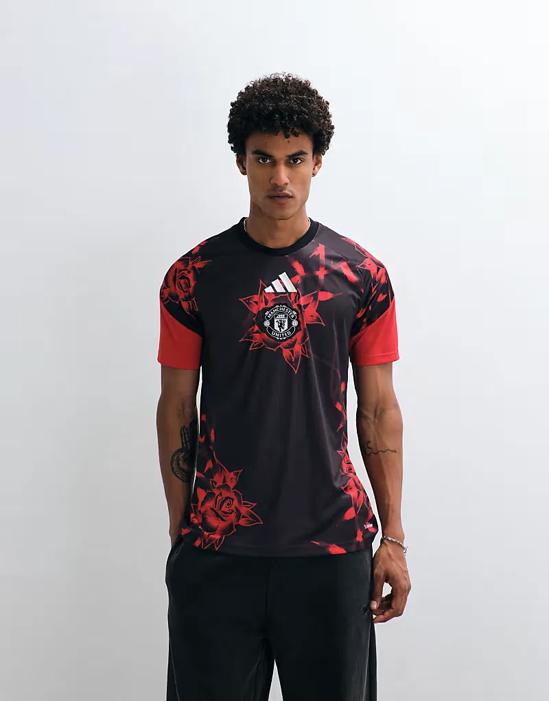 Футбольная предсезонная футболка Adidas Манчестер Юнайтед сезона 26/27 в черно-красном цвете — фото 3