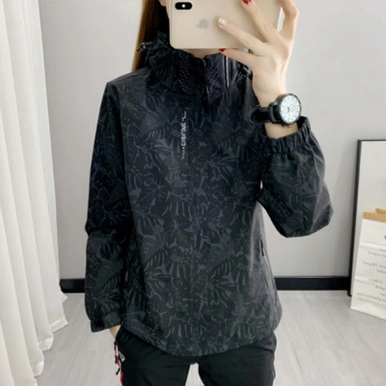 Женская ветрозащитная куртка с капюшоном Maple Print, Nero — фото 2
