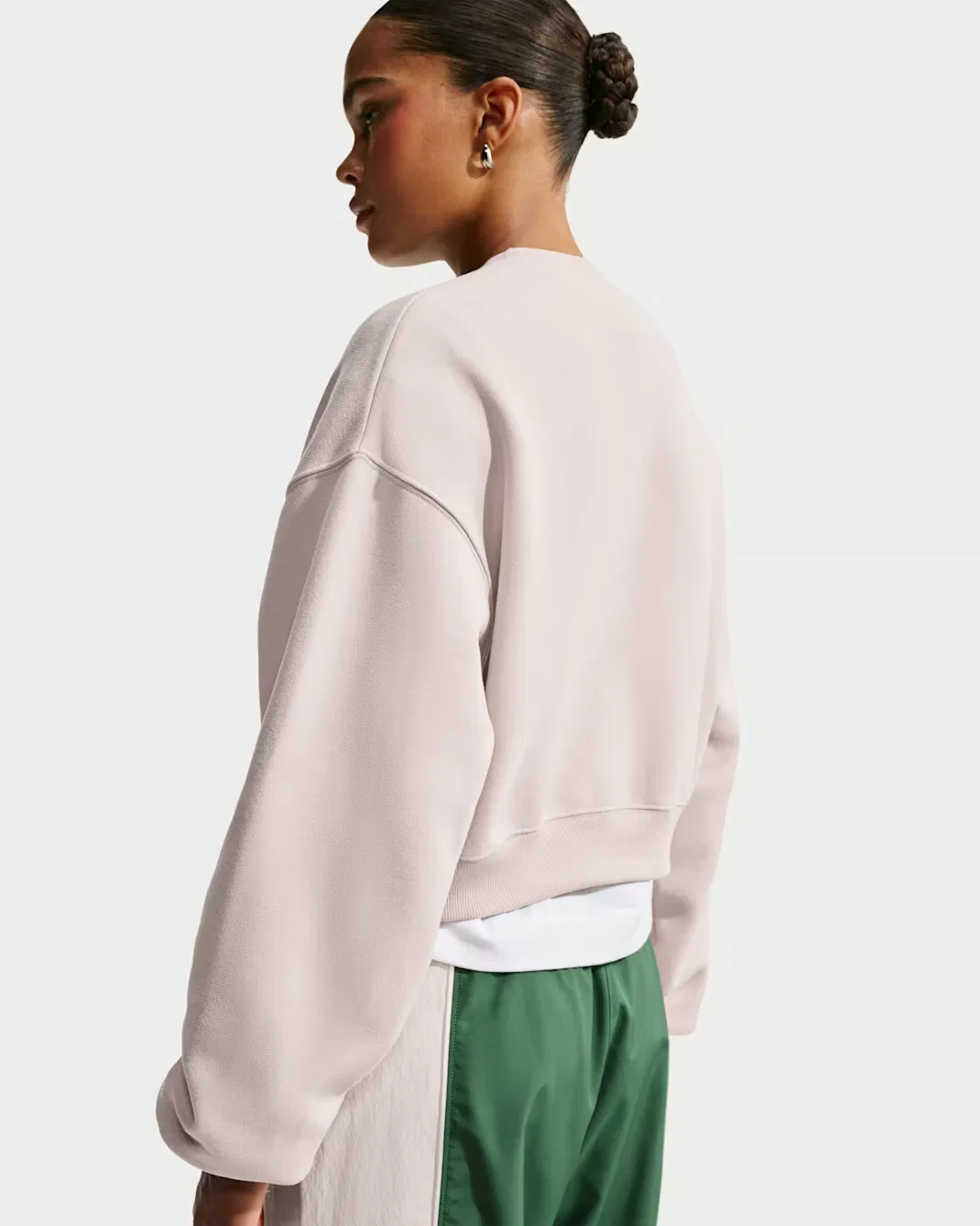 Женская укороченная футболка оверсайз с круглым вырезом Nike Studio Fleece Medium Weight, Cream II/Sail — фото 2