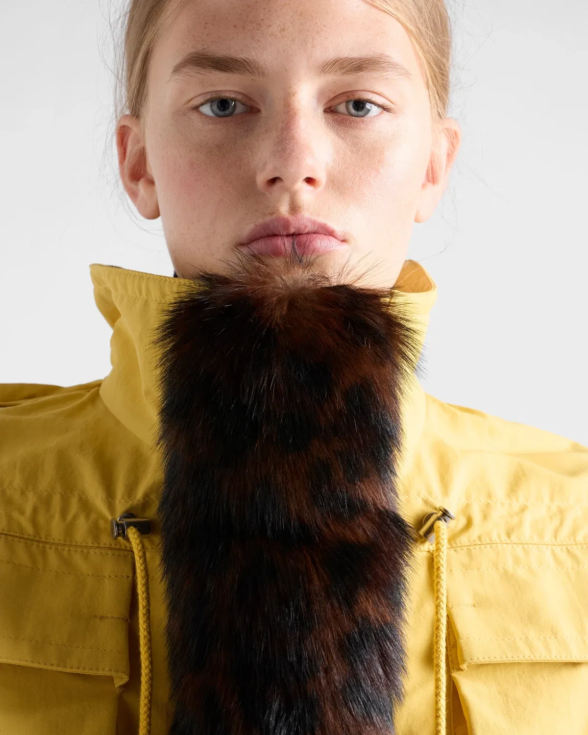 Накидка из технической ткани с отделкой из овчины Prada, желтый — фото 3