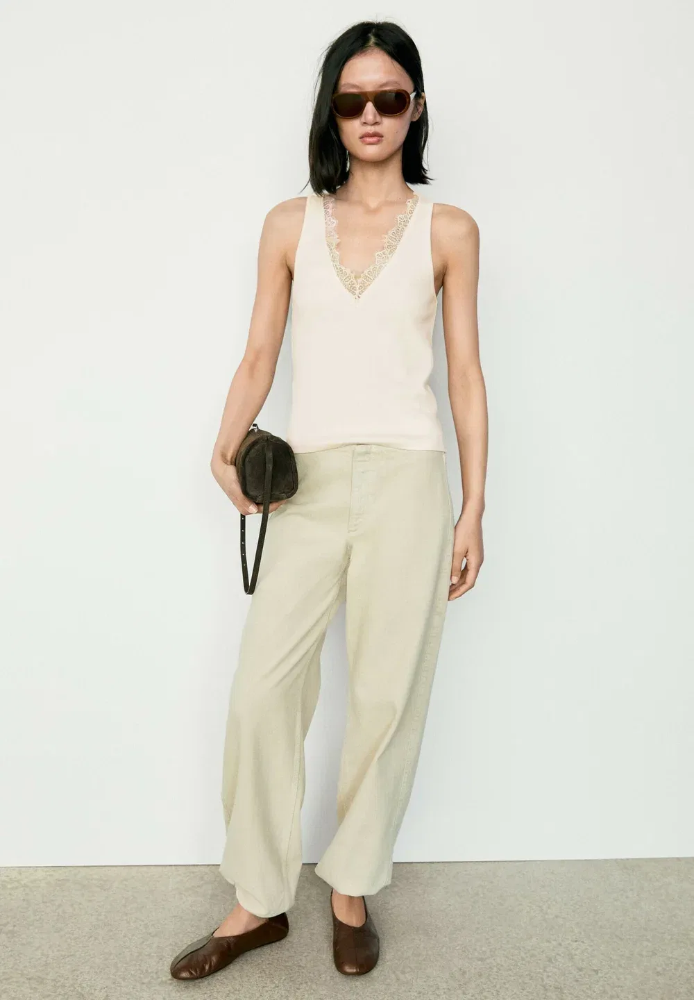Топ-Майка с V-образным вырезом и кружевной отделкой - топ Massimo Dutti, Beige — фото 4