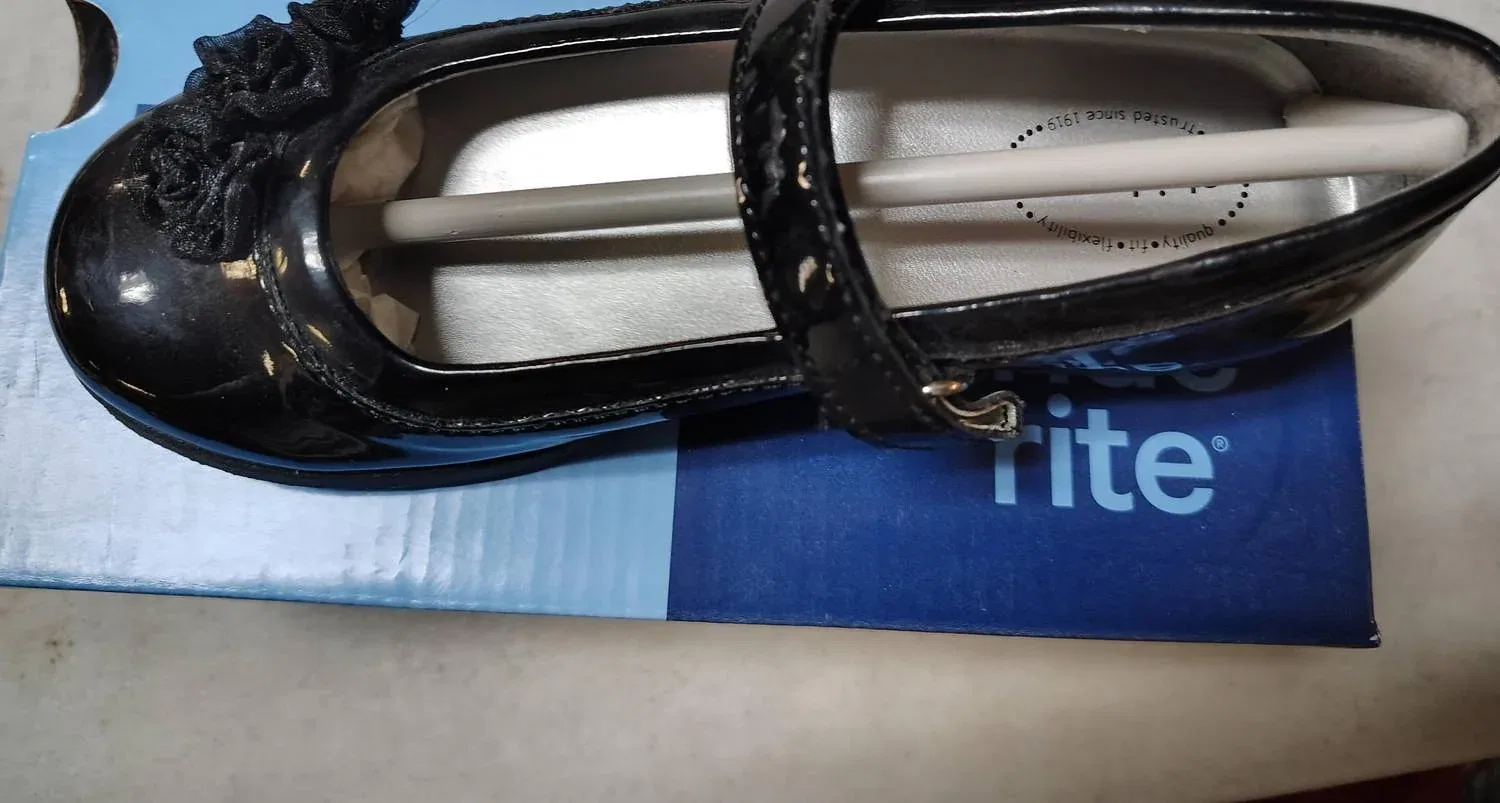 Детские туфли для девочек на плоском ходу Amy Dress Shoe Stride Rite, Black Patent