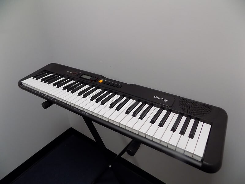 

Casio Casiotone CT-S200 61-клавишная портативная клавиатура-аранжировщик - черный CT-S200BK