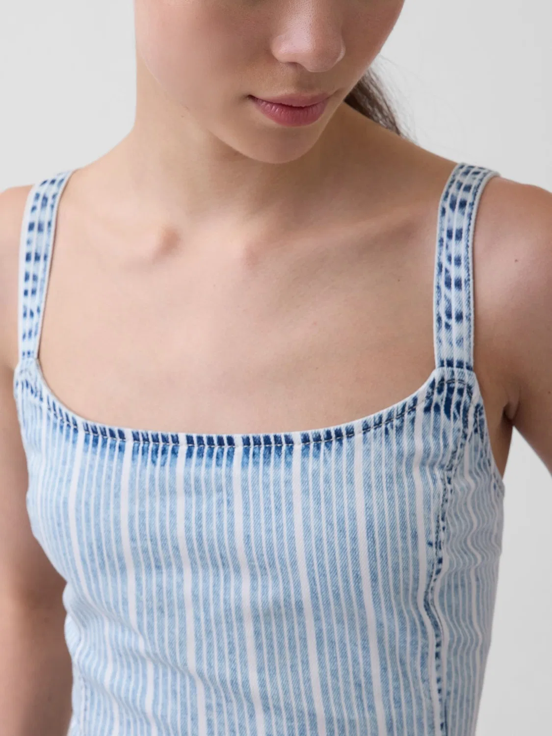 Платье джинсовое мини Gap UltraSoft Stripe Drop Waist, Light Wash — фото 4