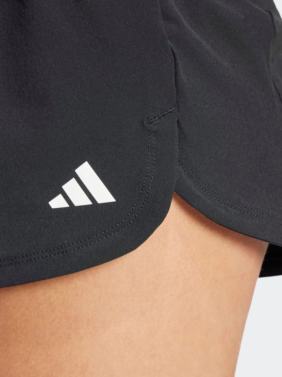 Шорты для беременных тренировочные Pacer Woven Stretch adidas, черно-белые — фото 2