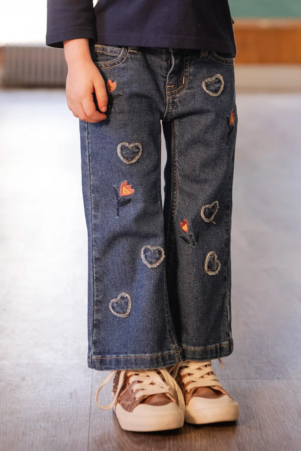 Детские джинсы клеш с аппликациями Boot Leg Jeans Deux par Deux, Navy Blue Denim — фото 2