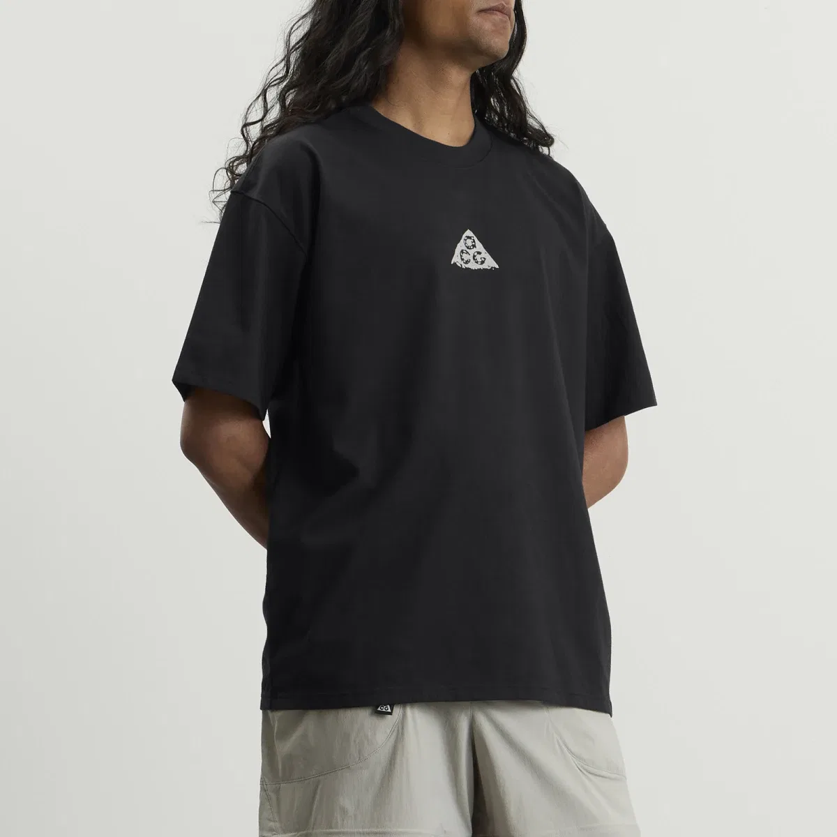 Футболка с принтом Acg Stacked Rocks Nike, Black & Light Orewood Brown — фото 2