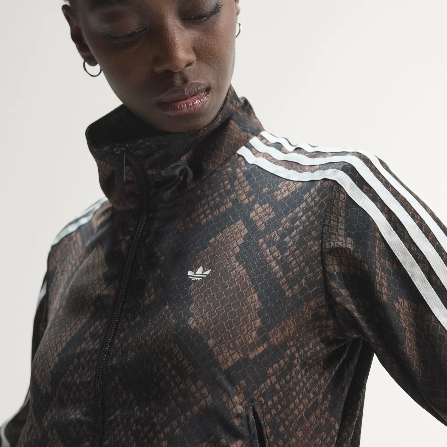 Женская спортивная куртка с атласным принтом под змеиную кожу Firebird Adidas Originals, Earth Strata/Aurora Coffee — фото 3