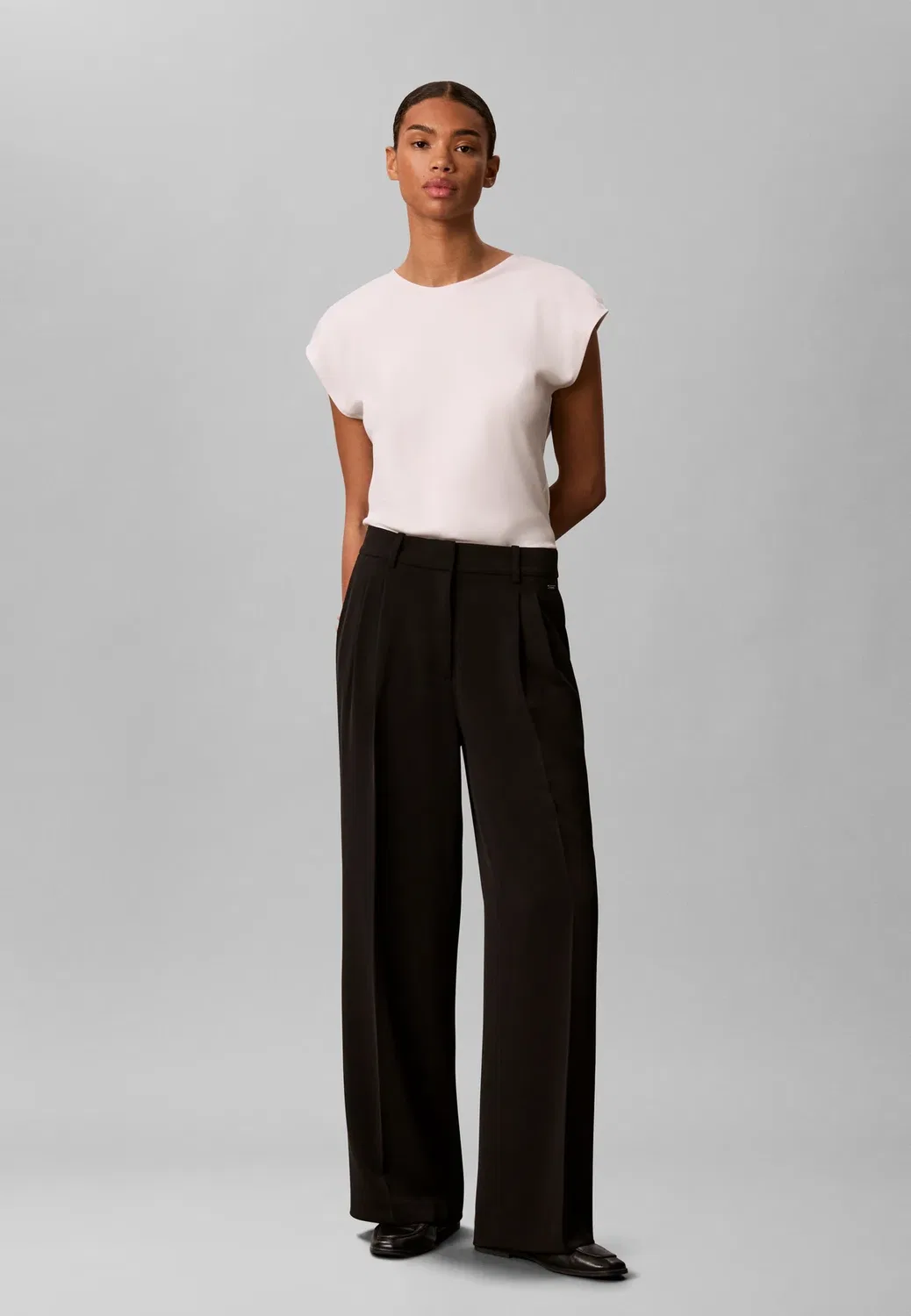 Аккуратные широкие складки на штанинах - широкие штанины Calvin Klein, Black — фото 2