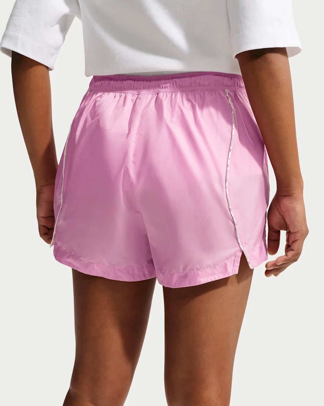 Женские свободные шорты средней посадки из водоотталкивающей ткани Nike Sportswear, Pink Rise/Sail/Sail — фото 3