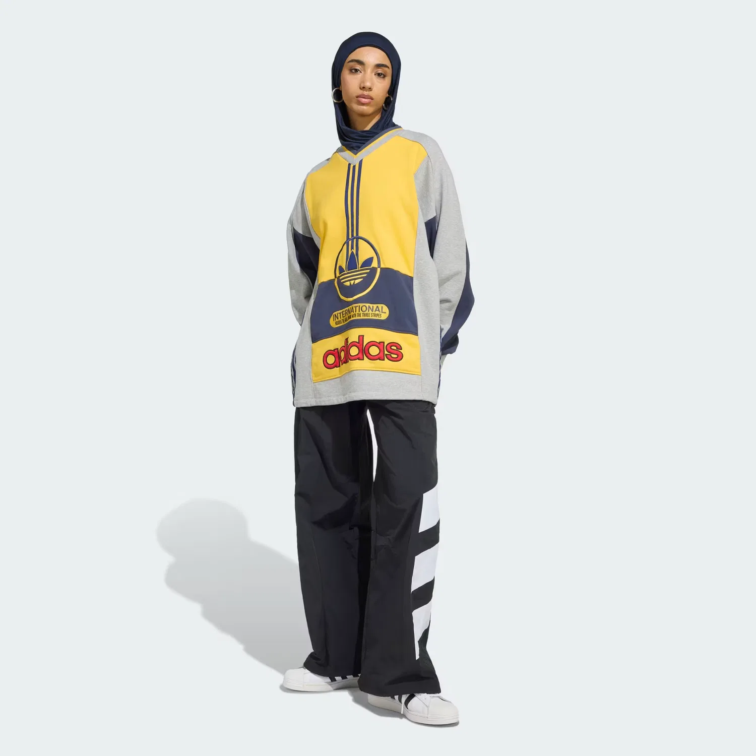 Женский свитшот оверсайз Archive Sweater International Adidas Originals, серый меланж/темно-синий/золотой — фото 3