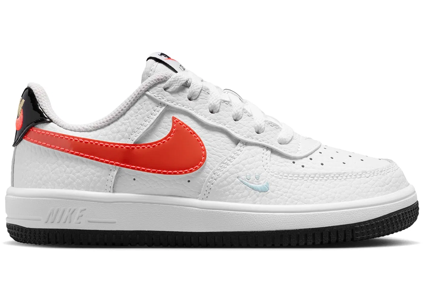 Детские кроссовки Lifestyle с принтом Smiley Swoosh Nike Force 1 Low Nike, White/Black/Photon Dust/Flash Crimson