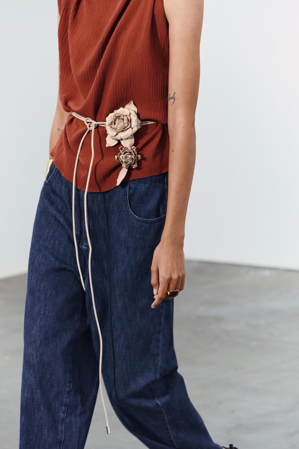 

Круглый кожаный ремень с цветами ZARA, экрю