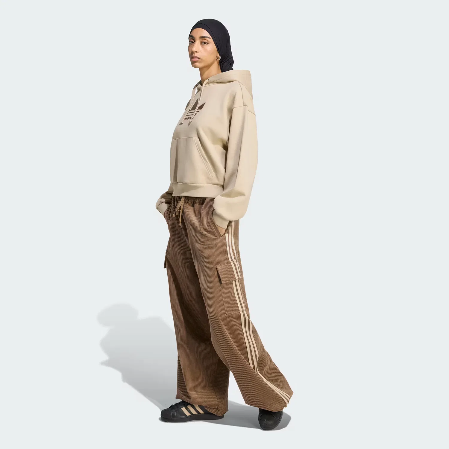 Женские брюки карго оверсайз из вельвета CORDUROY 3S CARGO PANTS Adidas Originals, Khaki Six/Khaki Three — фото 3