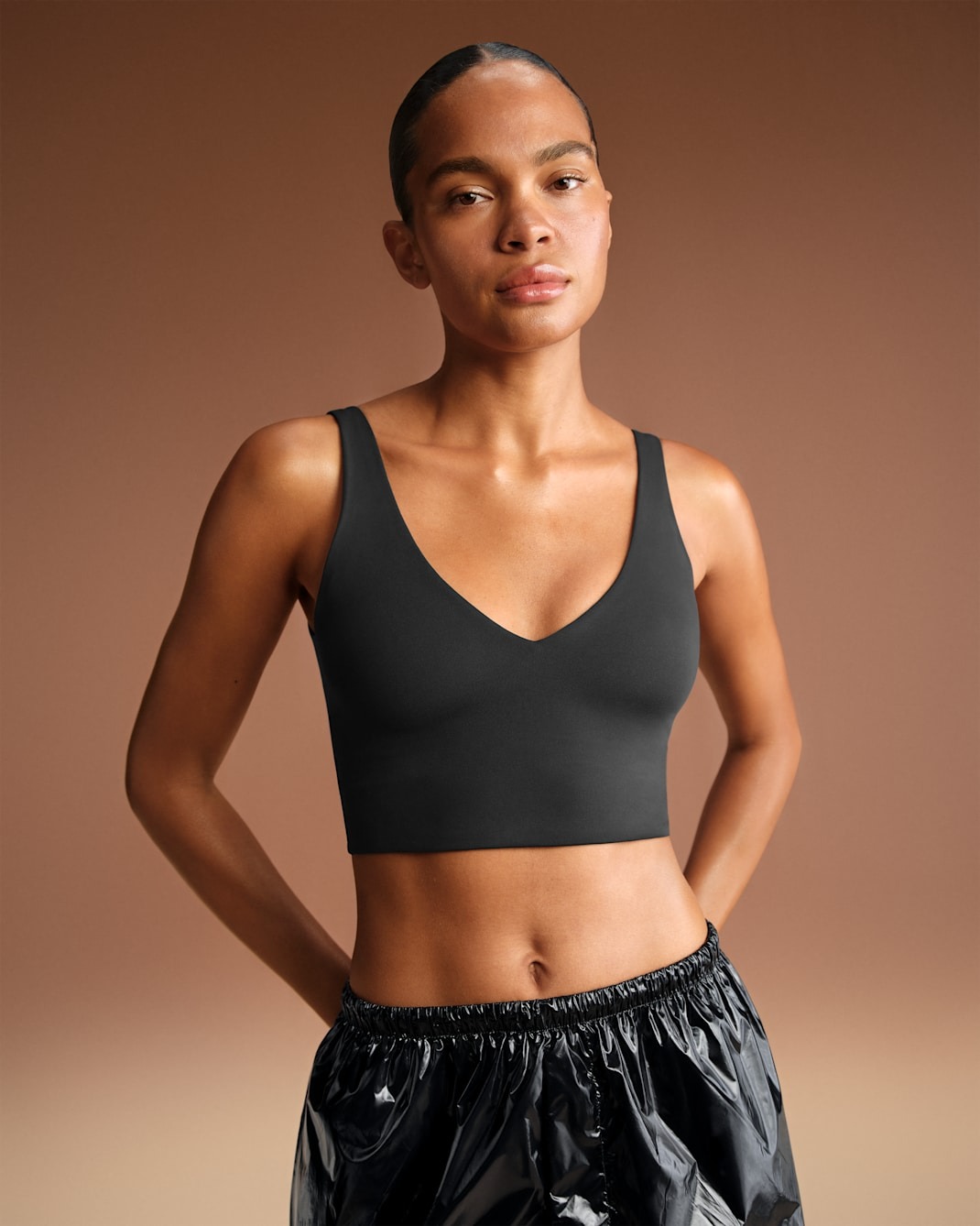 

Спортивный топ NikeSKIMS Matte Women's V-Neck Long-Line, черный