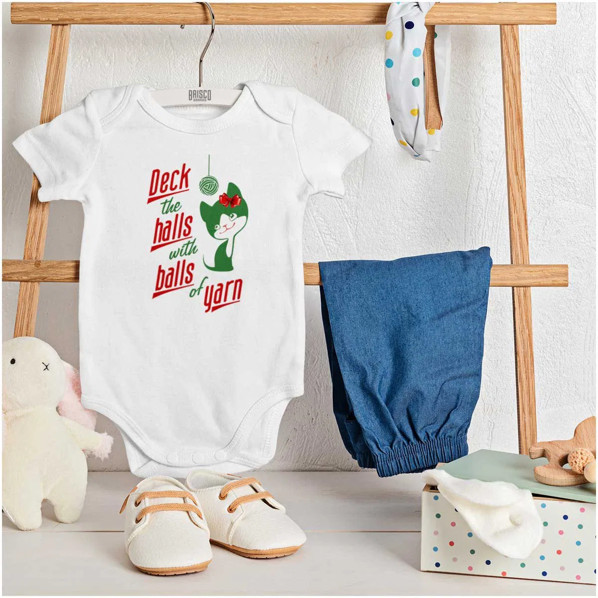 Детское боди-комбинезон для девочек с принтом Deck The Halls with Balls of Yarn Brisco Brands, White — фото 3