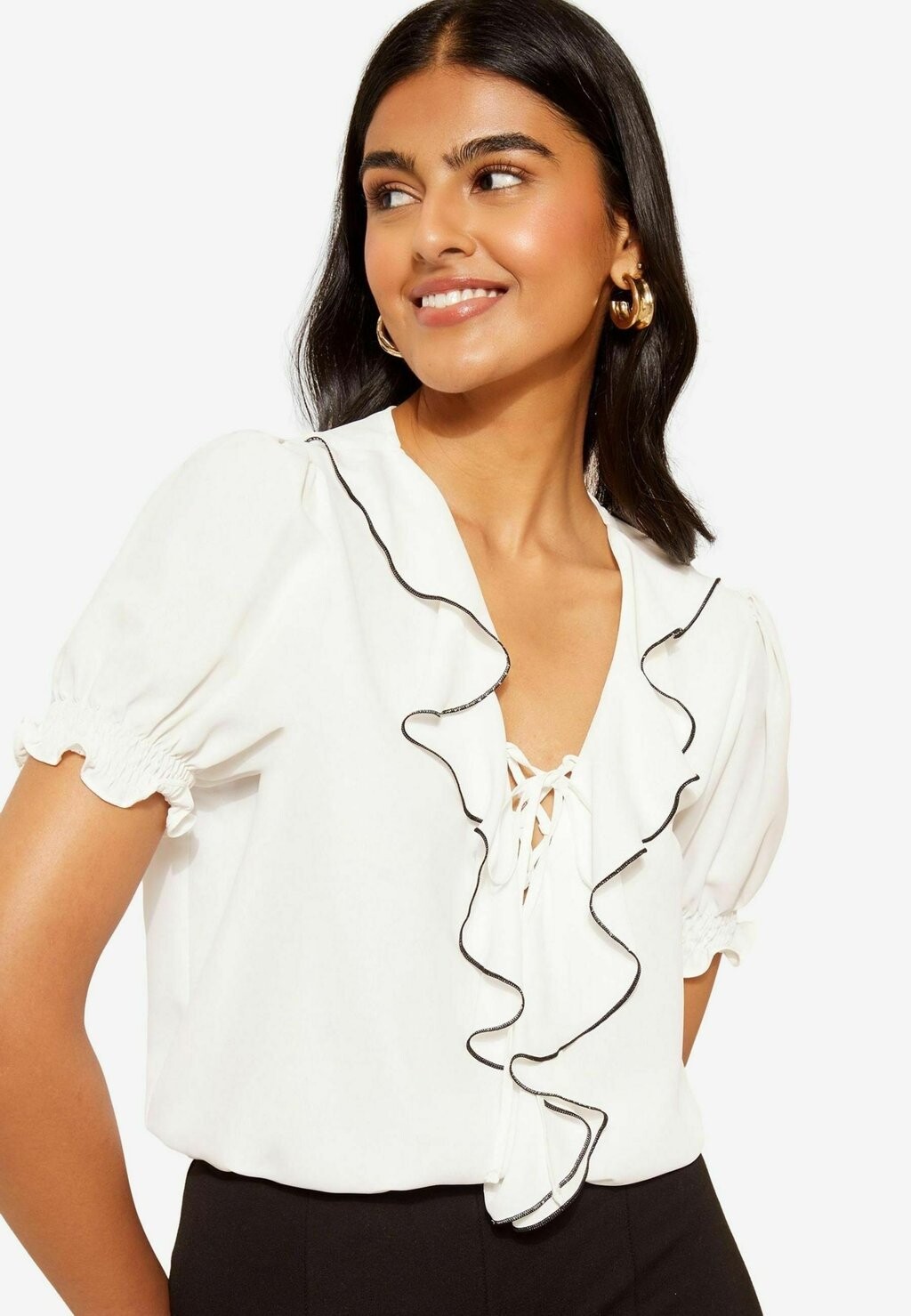

Блуза RUFFLE FRONT PUFF SLEEVE-REGULAR FIT Friends Like These, белый
