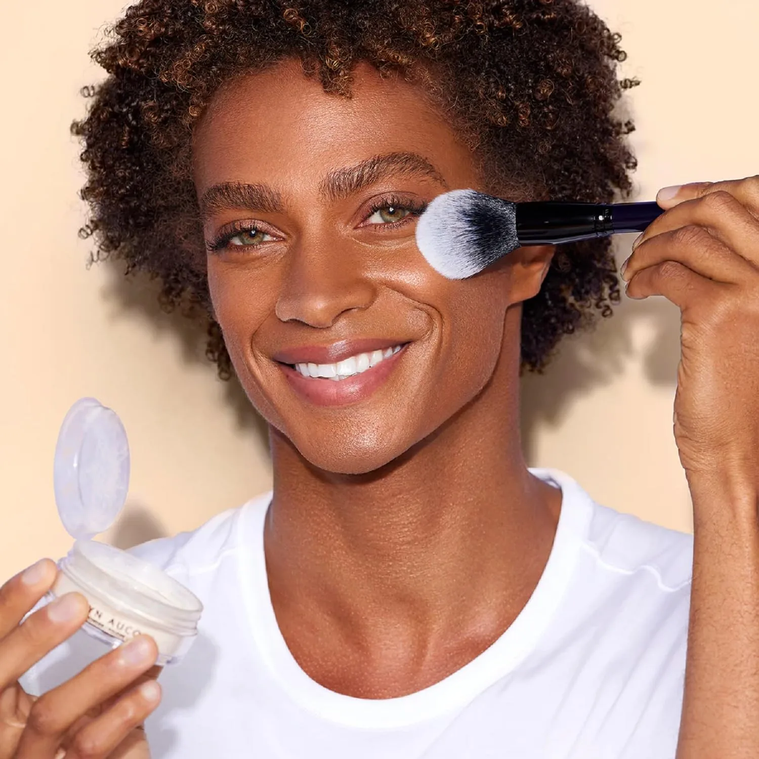 Кисть для пудры Kevyn Aucoin Blurring Powder Brush: универсальная для рассыпчатой и прессованной пудры, растушевки и удаления излишков, No Color — фото 4
