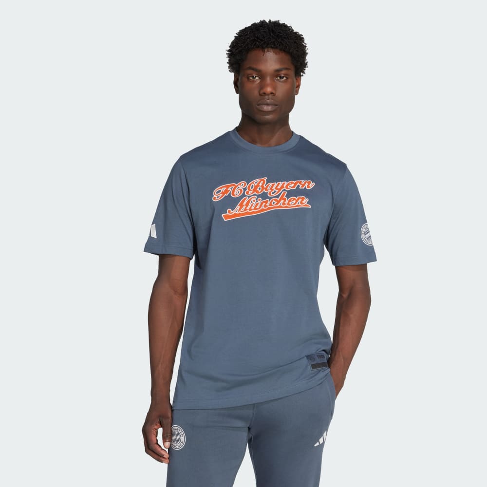 

Футболка Adidas FC Bayern US Pack Tee, цвет Bold Onix/Off White