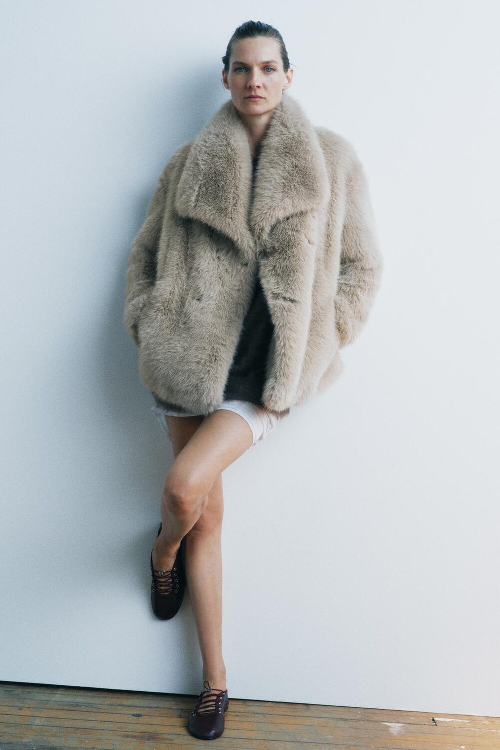 

Короткое пальто из искусственного меха ZARA, серо-серый