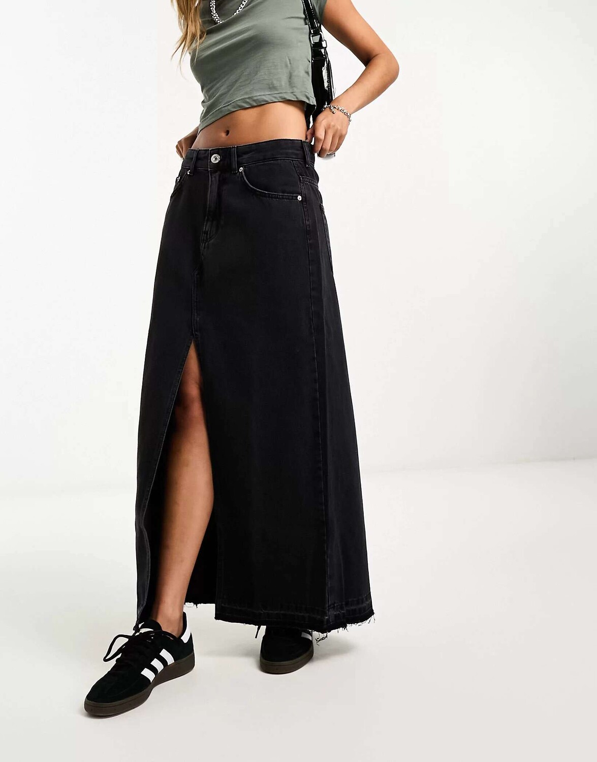 

Черная джинсовая юбка миди с разрезом спереди Pull&Bear