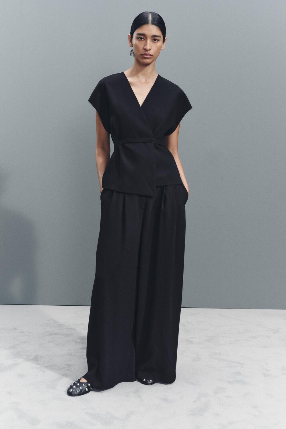 

Жилет с запахом и поясом коллекция zw ZARA, черный