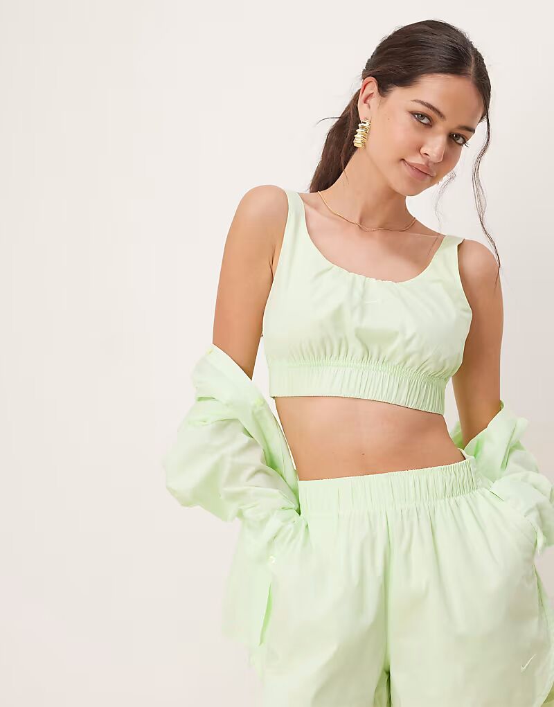 

Укороченный жилет Nike Chill Poplin цвета лайм