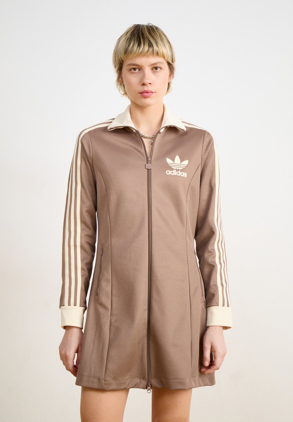 

Платье из джерси TRACK DRESS adidas Originals, коричневый