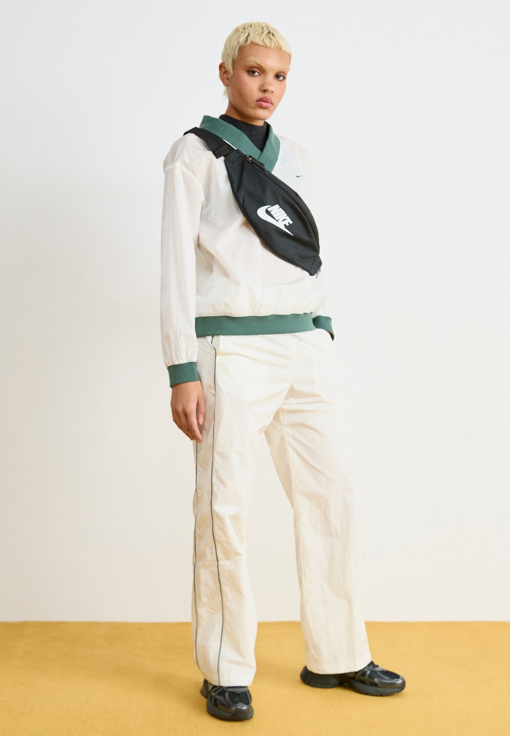 

Блуза Nike Sportswear, молочный