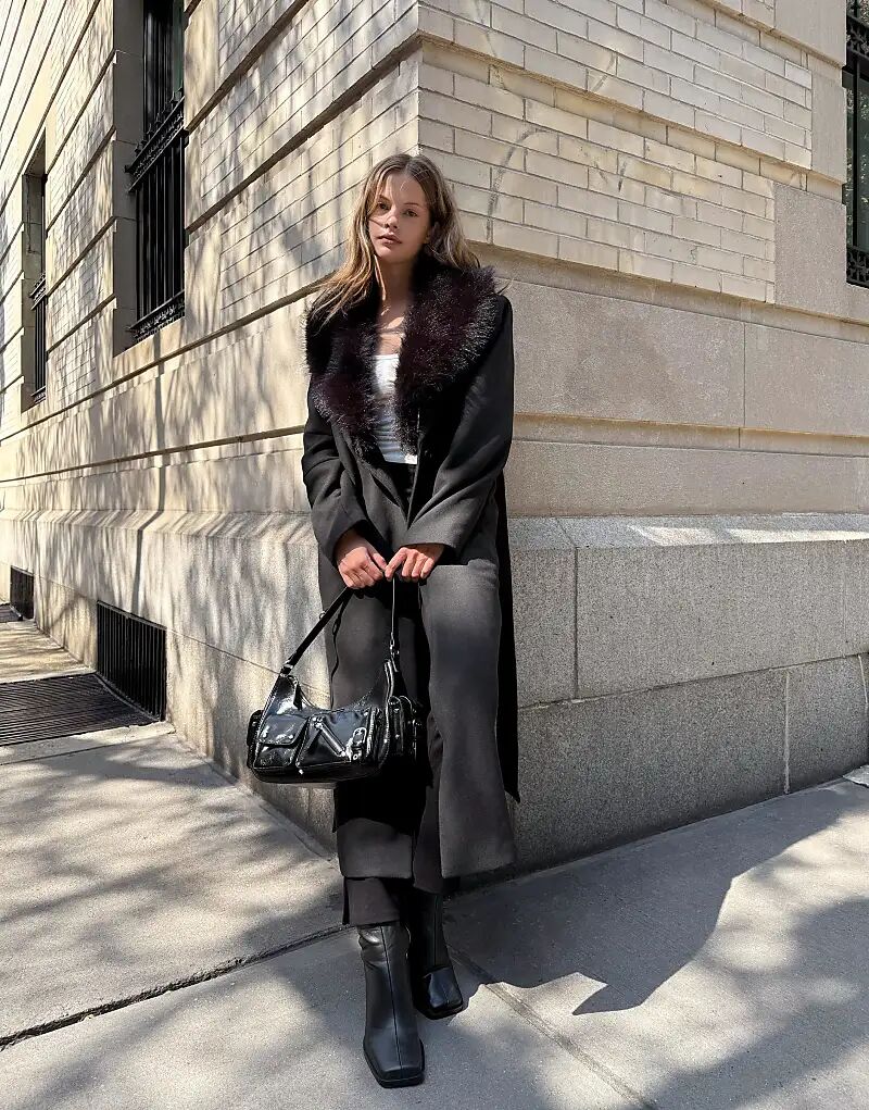 

Пальто Bershka со съемным воротником из искусственного меха черного цвета