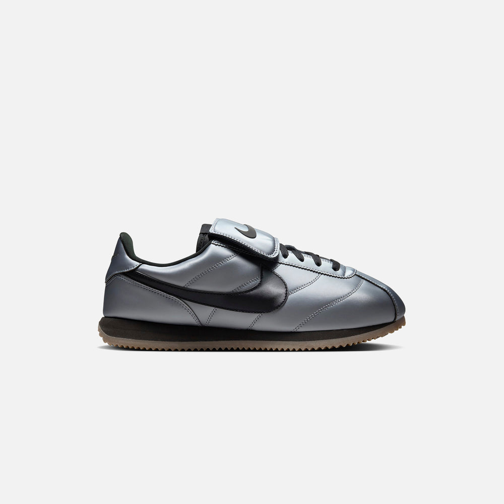 

Кроссовки Nike Cortez Leather SE, цвет Metallic Cool Grey/Black/Gum Dark Brown
