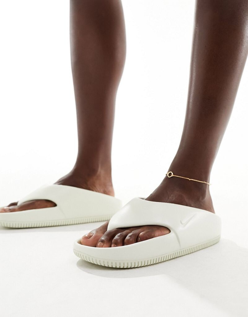 

Белоснежные шлепанцы Nike Calm