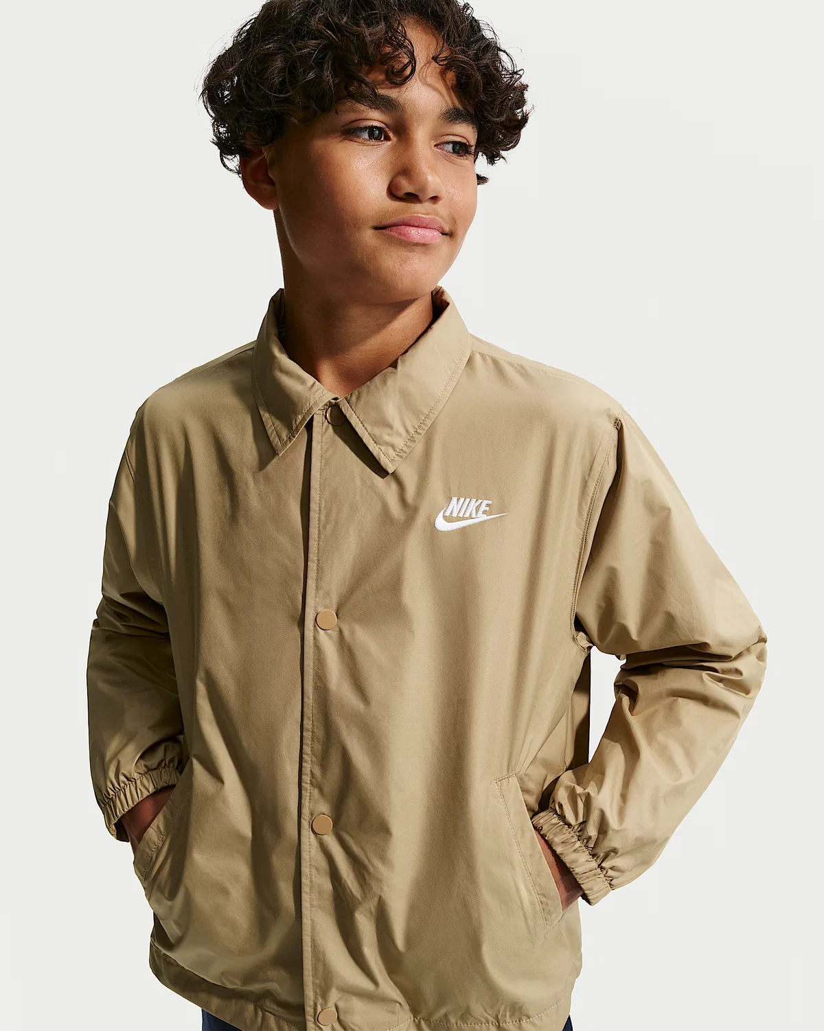 Детская куртка-тренч Repel Nike Sportswear Club, Parachute Beige/White — фото 3