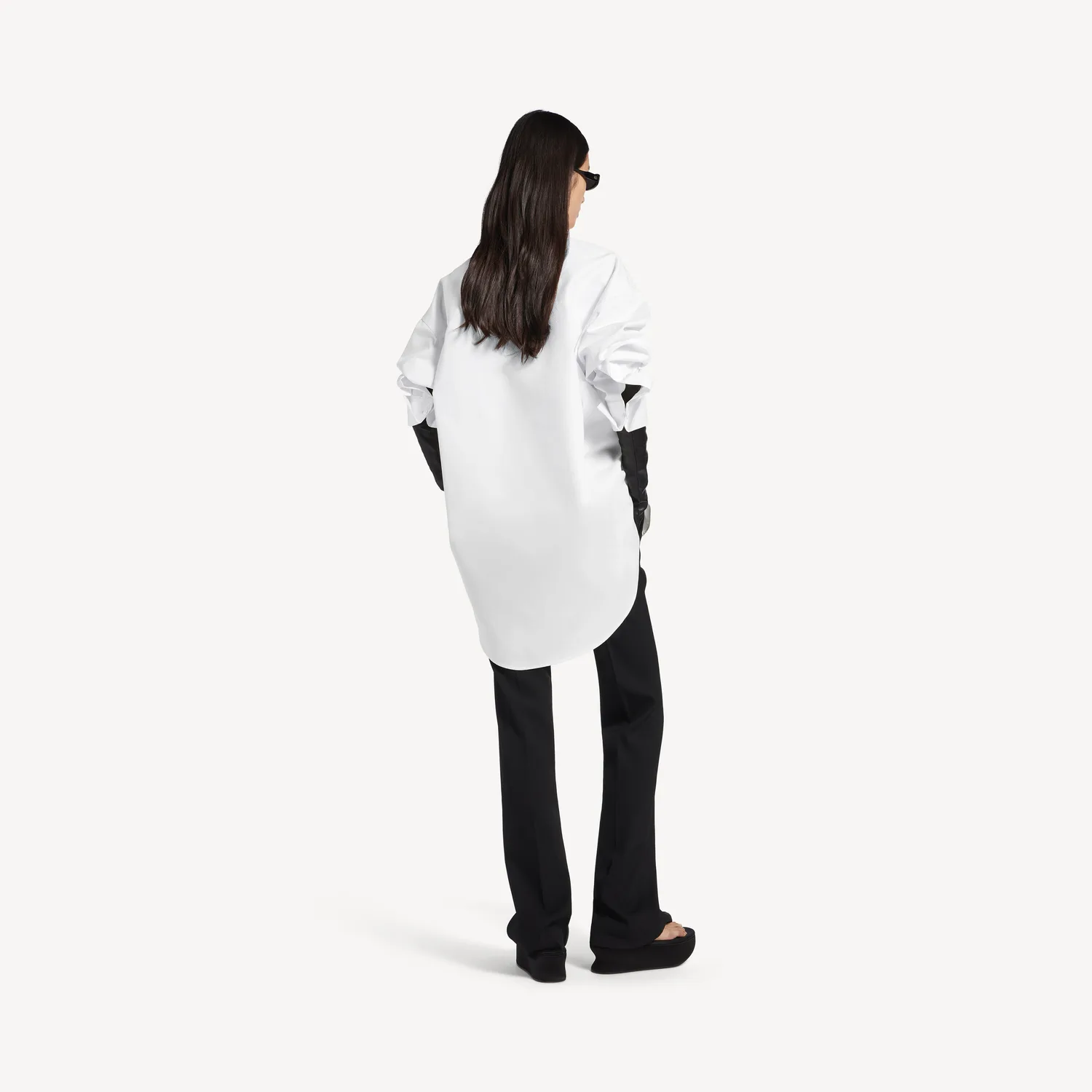 BALENCIAGA Женская классическая рубашка белого цвета — фото 4