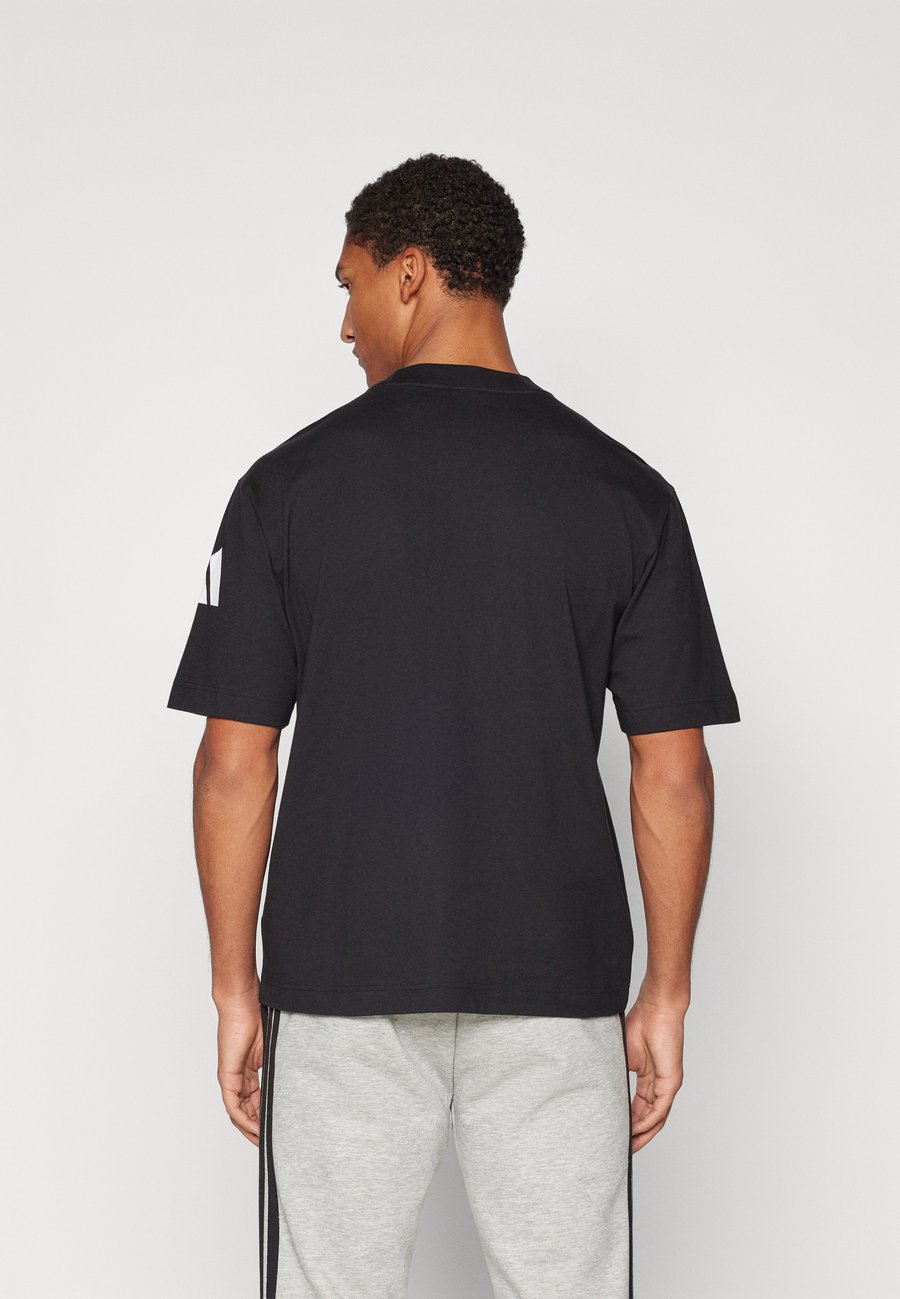 Спортивная футболка Adidas Sportswear ESSENTIALS LOOSE FIT 3 BAR, Black/White/Black — фото 3