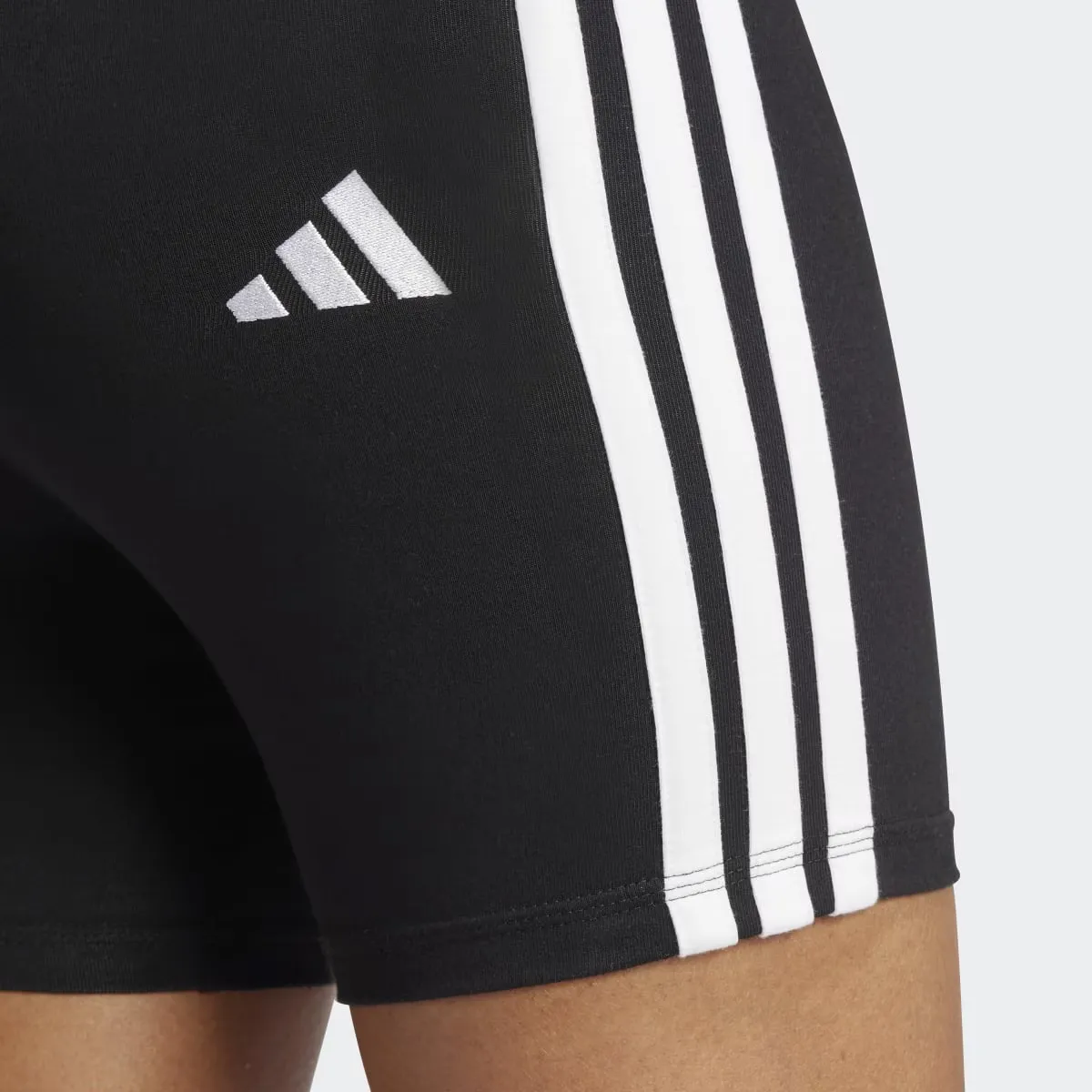 Короткие леггинсы женские байкерские с высокой талией и тремя полосками Adidas Essentials, черный — фото 3