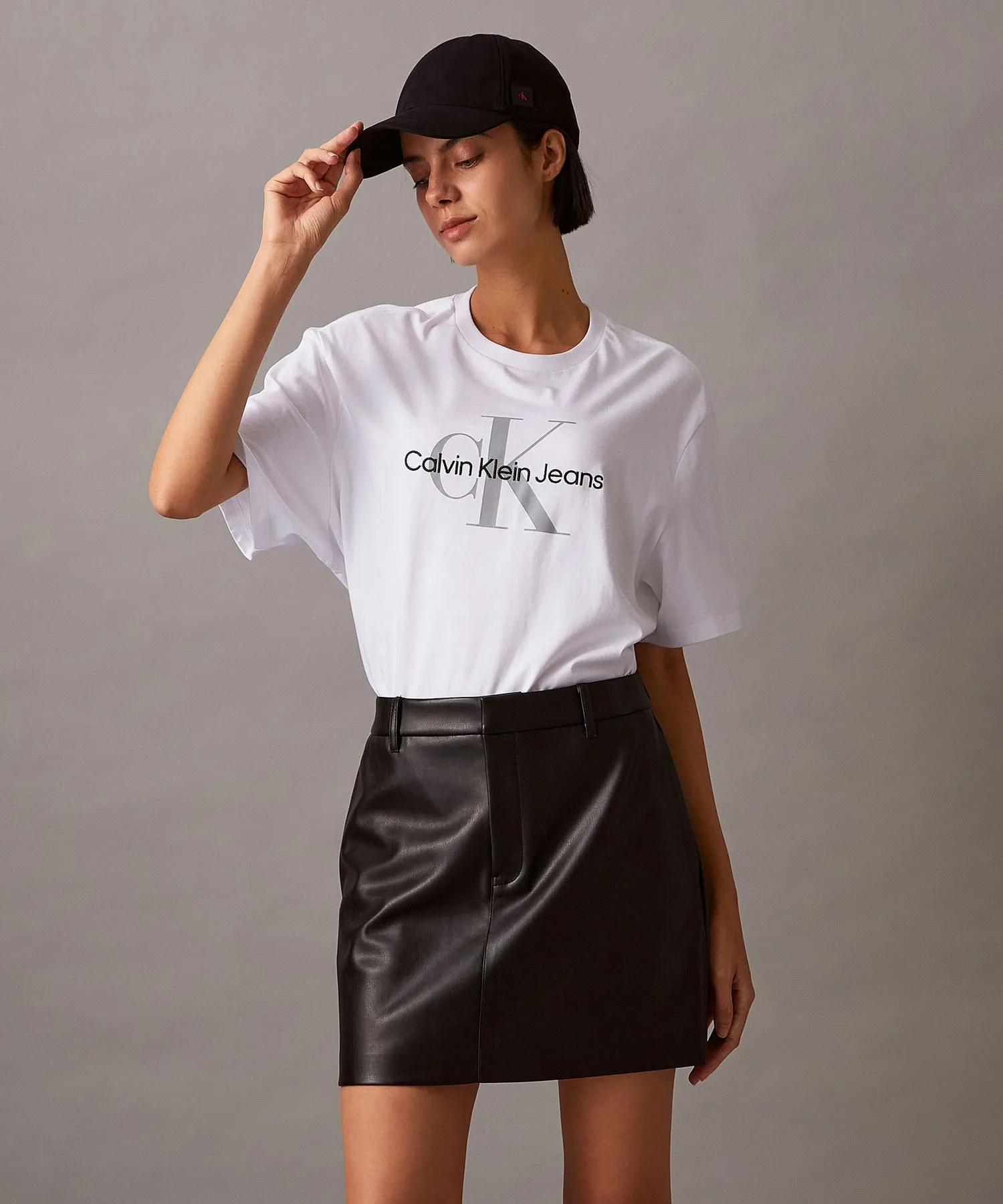 Унисекс футболка с монограммой-логотипом Calvin Klein Jeans 40EM289 белая