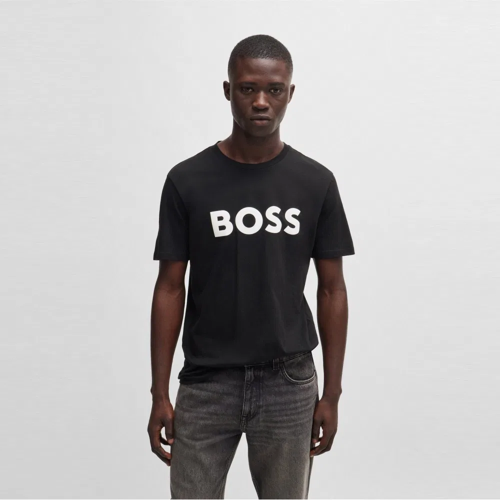 Мужская чёрная футболка стандартного кроя с логотипом от Boss