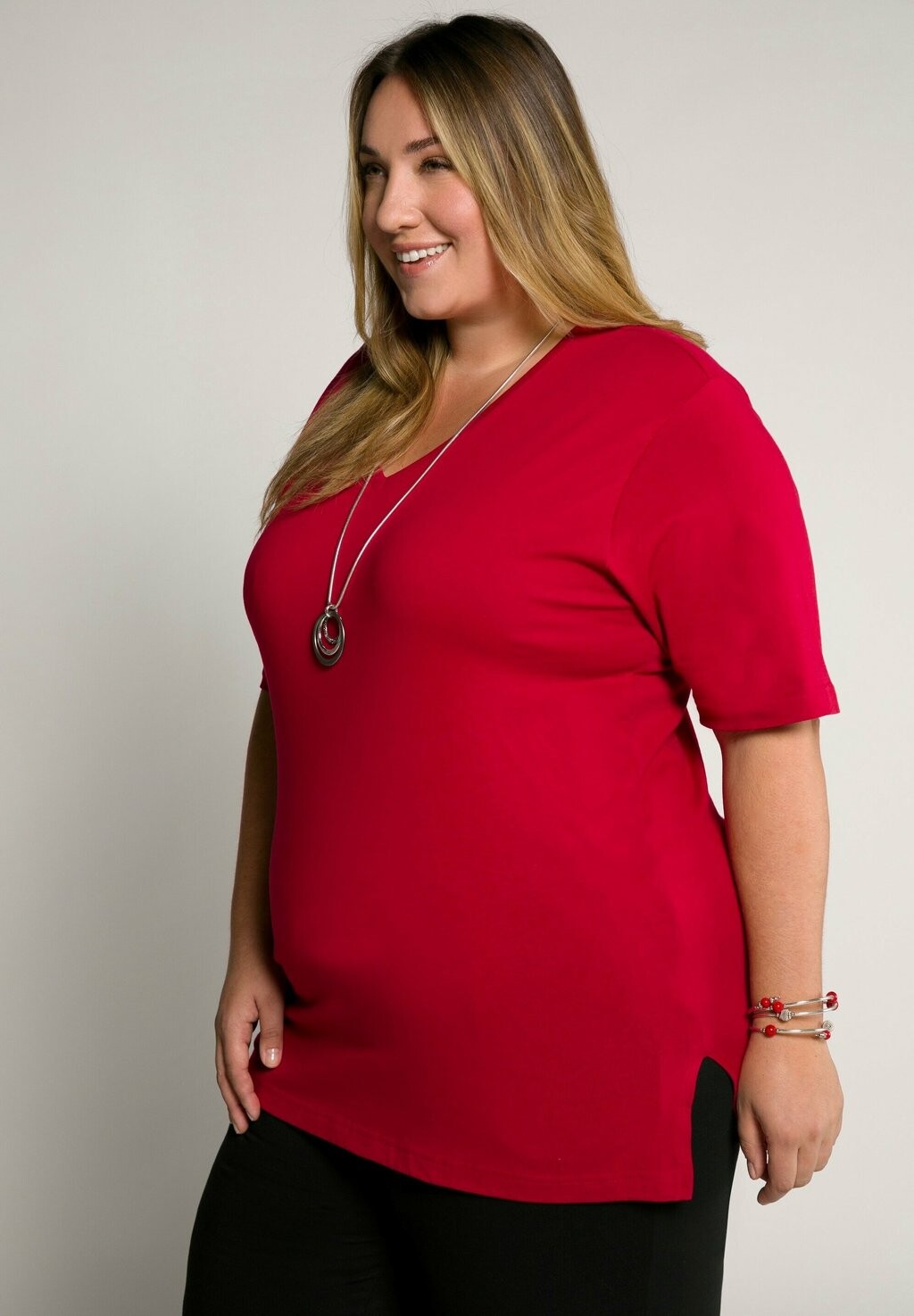 

Базовая футболка PLUS SIZE RELAXED FIT V-NECK TEE Ulla Popken, красный