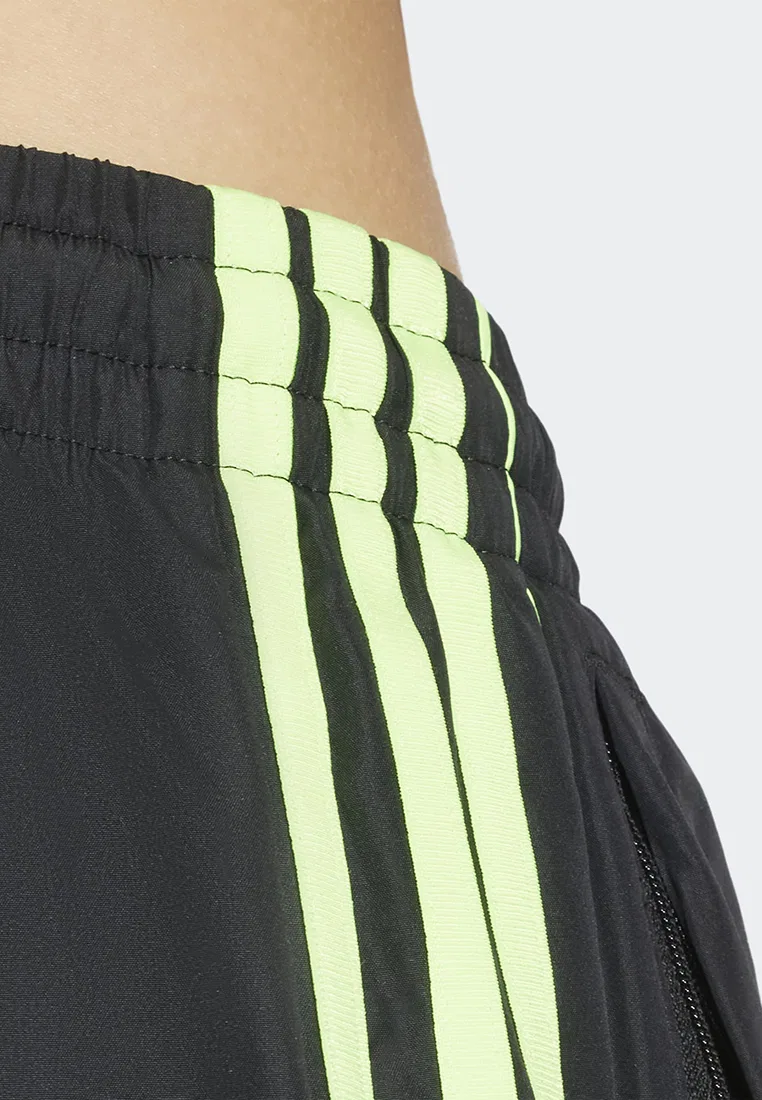 Брюки, оверсайз, Teamgeist Adicolor Oversized Woven Track Pants, Adidas, черный/зеленый — фото 3