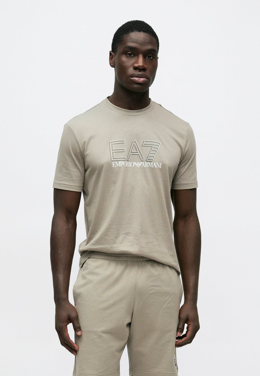 

Футболка EA7 Emporio Armani TRAIN VISIBILITY TEE, Roasted Cashew/Sand, Серый, Футболка EA7 Emporio Armani TRAIN VISIBILITY TEE, Roasted Cashew/Sand