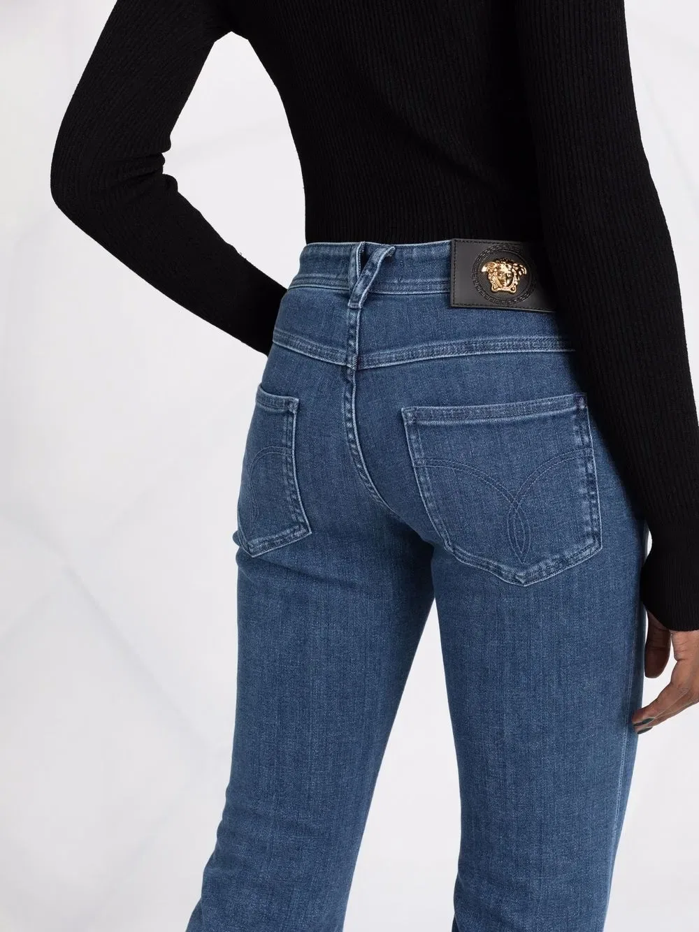 Укороченные джинсы с нашивкой логотипа Versace, синий — фото 3