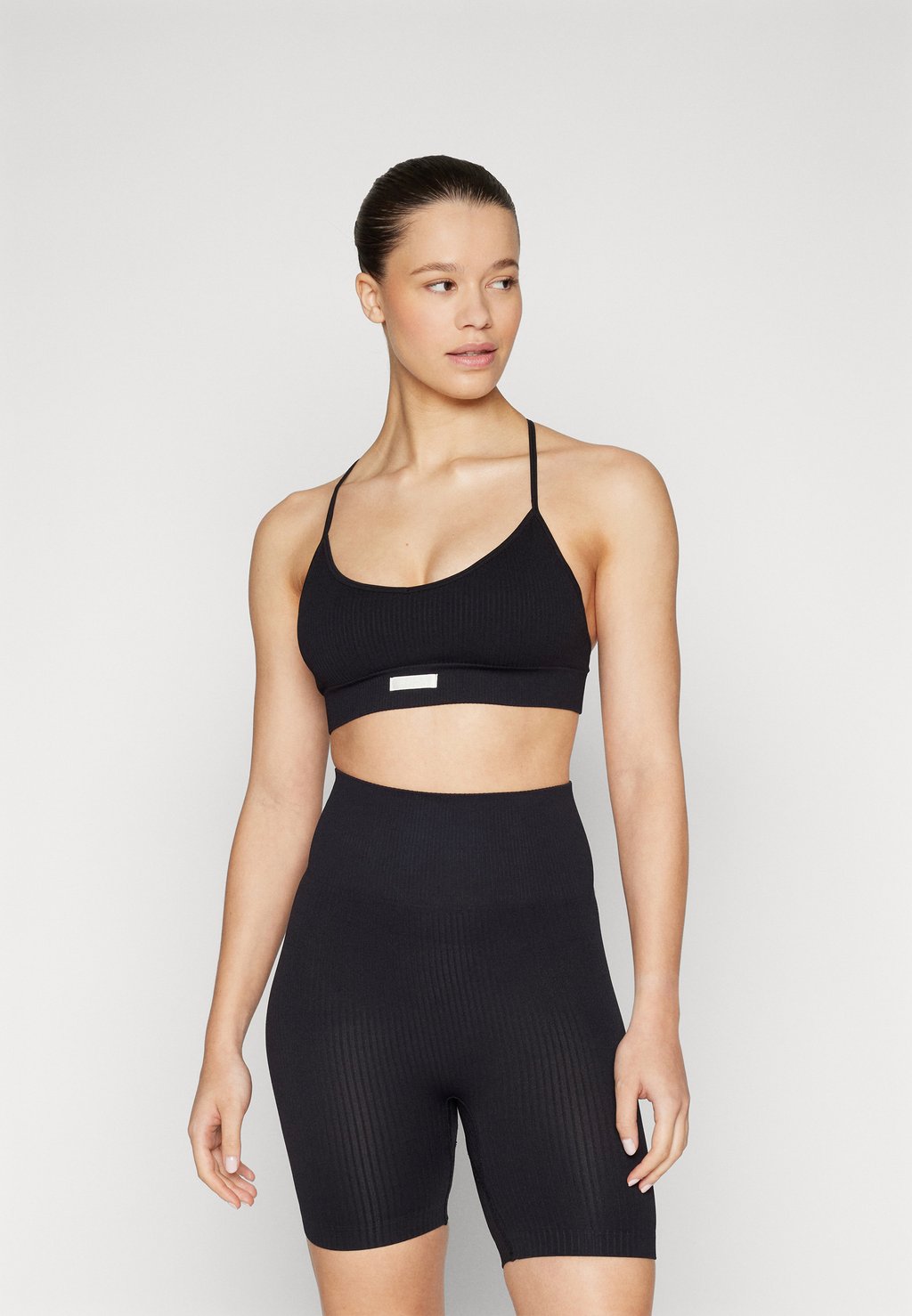 

Спортивный бюстгальтер STUDIO SEAMLESS STRAP BRA Björn Borg, черный