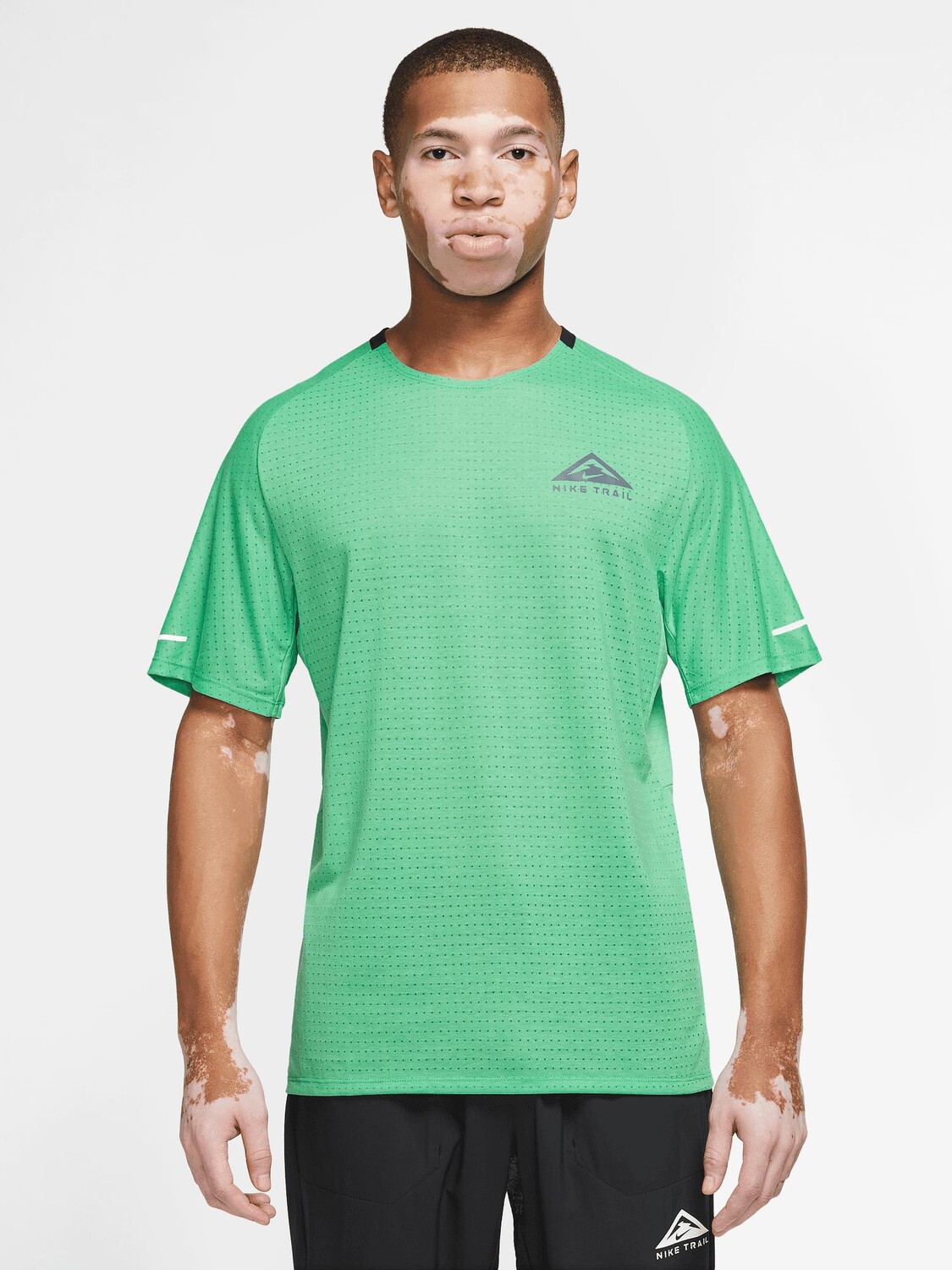 

Футболка Nike M NK DF SOLAR CHASE SS TOP, зеленый