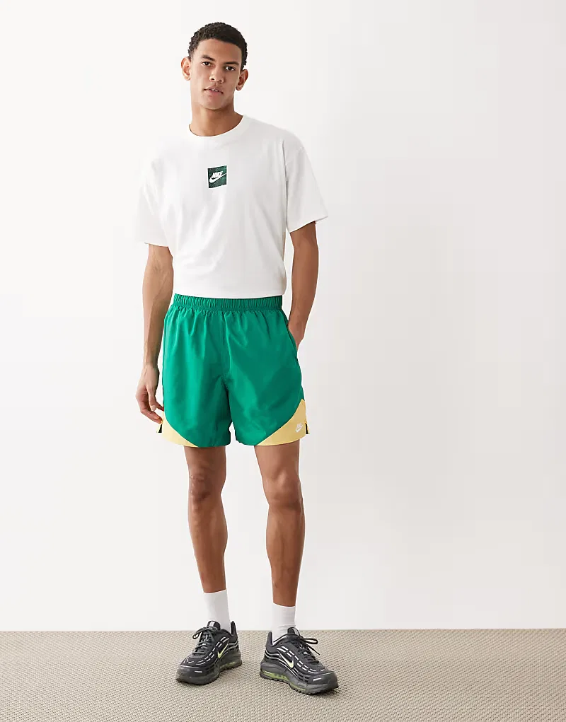 Легкие шорты Nike Windrunner, зеленый