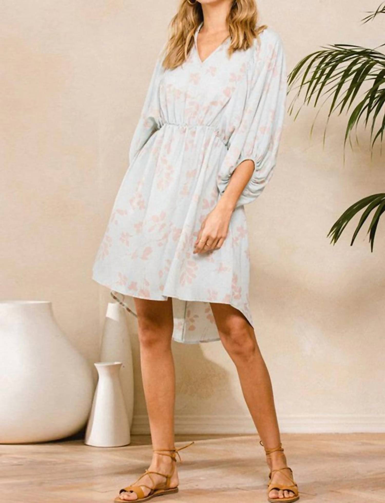 

Платье с V-образным вырезом и цветочным принтом на эластичном поясе в пастельно-голубом цвете Ces Femme